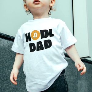 HODL Dad Bitcoin Baby T-Shirt – Funny BTC Infant Tee for Crypto Dads, Bitcoin Family Outfit, Father&#39;s Day Baby Gift, Soft Cotton Baby Shirt