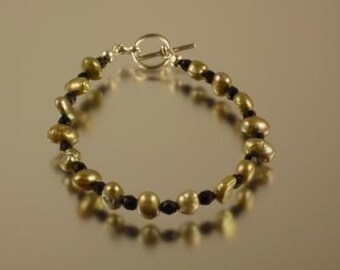 Light green pearl and jet bracelet