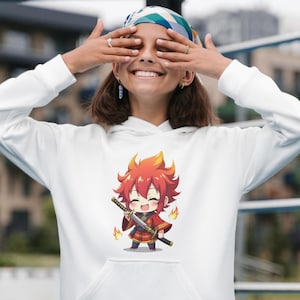 K&ouml;nnte beinhalten: Wei&szlig;er Kapuzenpullover mit einem Anime-Charakter mit roten Haaren und einem Schwert. Der Charakter l&auml;chelt und hat Flammen um sich herum. Der Hoodie hat eine Vordertasche und eine Kapuze mit Kordelzug.