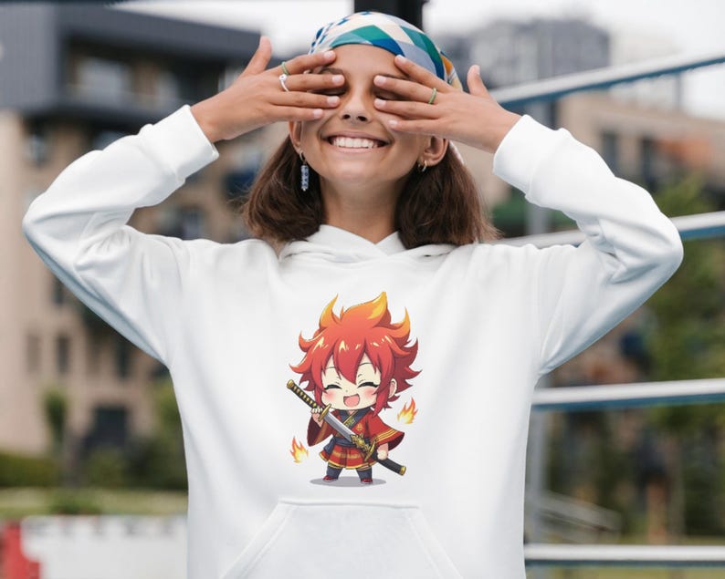 K&ouml;nnte beinhalten: Wei&szlig;er Kapuzenpullover mit einem Anime-Charakter mit roten Haaren und einem Schwert. Der Charakter l&auml;chelt und hat Flammen um sich herum. Der Hoodie hat eine Vordertasche und eine Kapuze mit Kordelzug.