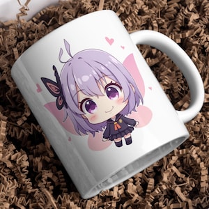 K&ouml;nnte beinhalten: Wei&szlig;e Keramiktasse mit einem niedlichen Anime-Charakter mit lila Haaren, gro&szlig;en lila Augen und einem schwarzen Outfit. Der Charakter hat einen Schmetterlingsfl&uuml;gel und ist von rosa Herzen umgeben. Die Tasse steht in einer braunen Box.