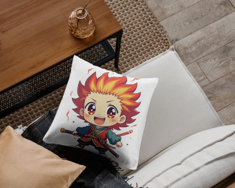 K&ouml;nnte beinhalten: Quadratisches wei&szlig;es Kissen mit einer Anime-Cartoon-Figur mit roten und gelben Haaren, die ein Schwert h&auml;lt. Die Figur tr&auml;gt ein rot-gr&uuml;nes Outfit. Das Kissen liegt auf einem wei&szlig;en Sofa, im Hintergrund ein Holztisch.