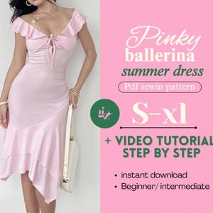 Puede incluir: Un vestido de verano rosa claro con volantes en el escote y el dobladillo. El vestido tiene un detalle de lazo en el busto y llega a la rodilla. El texto en la imagen dice "Pinky ballerina summer dress" y "S-xl".