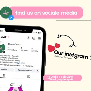 以下が含まれることがあります： スマートフォン画面に表示されたInstagramのプロフィール「glo_zyn」。画像には「find us on sociale m&eacute;dia」と「Our instgram ?」のテキスト、YouTubeとTikTokのハンドルネームが含まれています。