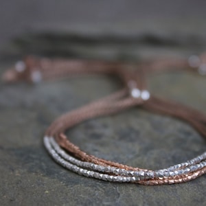dünne Silber Armband, kleine Perlen Wunscharmband, Seide Schnur Silber Armband, rose gold Armband, dünne Schichtung Armband, Stapeln Armband