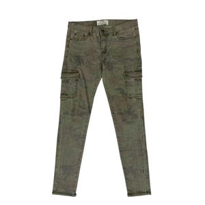 Puede incluir: Pantalones cargo de camuflaje verde con dos bolsillos laterales. Los pantalones tienen un corte ajustado y cierre de bot&oacute;n y cremallera. La marca "ACNE STUDIOS" es visible en la cintura.