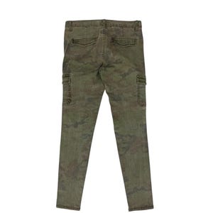 Puede incluir: Pantalones cargo de camuflaje verde con dos bolsillos laterales y dos bolsillos traseros. Los pantalones est&aacute;n hechos de una tela duradera y tienen un corte cl&aacute;sico de pierna recta. El patr&oacute;n de camuflaje presenta tonos de verde, marr&oacute;n y gris.