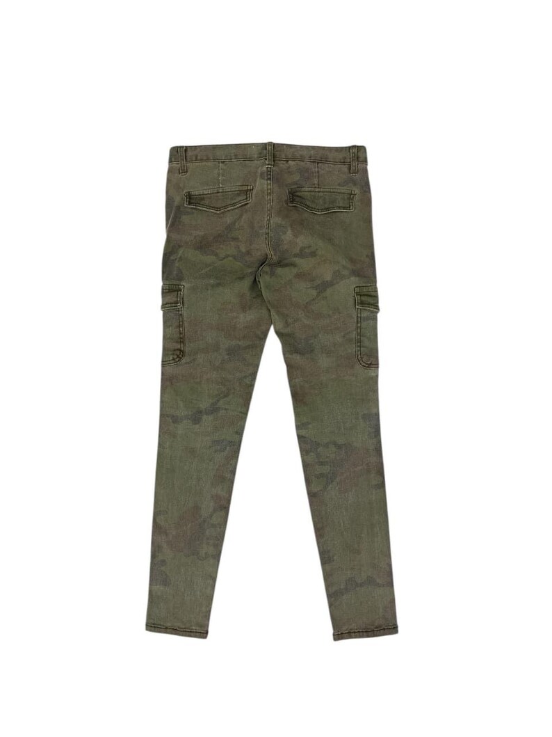 Puede incluir: Pantalones cargo de camuflaje verde con dos bolsillos laterales y dos bolsillos traseros. Los pantalones est&aacute;n hechos de una tela duradera y tienen un corte cl&aacute;sico de pierna recta. El patr&oacute;n de camuflaje presenta tonos de verde, marr&oacute;n y gris.
