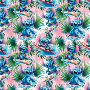 Op de afbeelding: Een herhalend patroon met de blauwe alien Stitch die surft op een surfboard. Het ontwerp bevat tropische bladeren en roze bloemenaccenten op een witte achtergrond. Stitch draagt een Hawaiiaans shirt en een bloemenkrans.