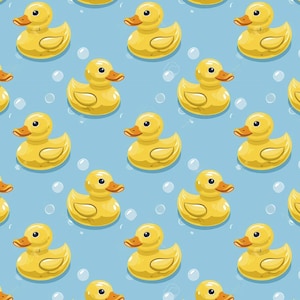 Puede incluir: Patrón repetitivo de patitos de goma amarillos sobre un fondo azul claro con burbujas blancas. Los patos tienen picos naranjas y ojos negros. Este diseño es adecuado para productos infantiles.