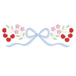 Pode incluir: Um laço azul claro com fitas esvoaçantes, ladeado por cerejas vermelhas e flores cor-de-rosa com folhas verdes. O desenho é bordado sobre um fundo branco, criando uma borda decorativa simétrica.