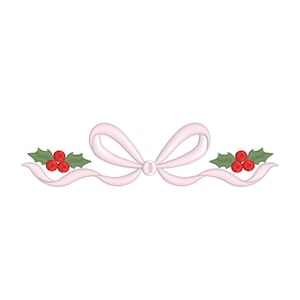 Puede incluir: Un lazo rosa claro con un lazo en el centro, adornado con bayas rojas y hojas verdes de acebo a cada lado. El diseño bordado es ideal para manualidades y decoraciones temáticas navideñas.