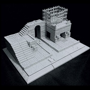 Puede incluir: Maqueta gris de una fortaleza con una escalera de piedra, una puerta arqueada y una torre con una estructura en forma de jaula en la parte superior. El modelo tiene una superficie texturizada detallada y est&aacute; sobre un fondo negro.