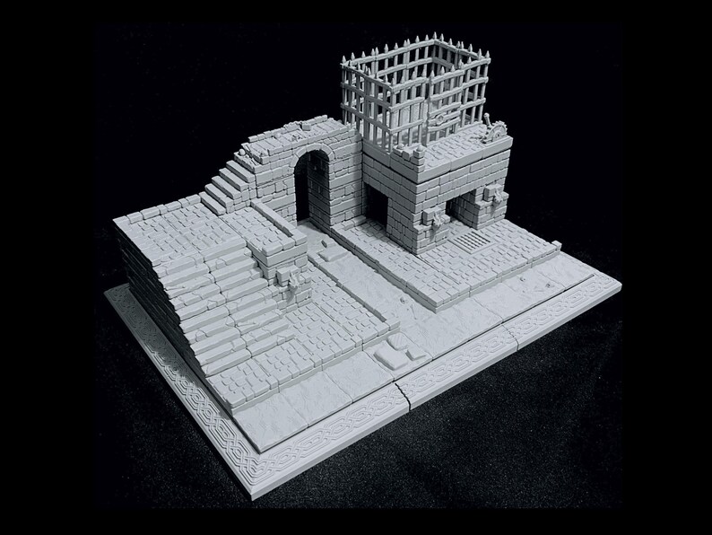 Puede incluir: Maqueta gris de una fortaleza con una escalera de piedra, una puerta arqueada y una torre con una estructura en forma de jaula en la parte superior. El modelo tiene una superficie texturizada detallada y est&aacute; sobre un fondo negro.