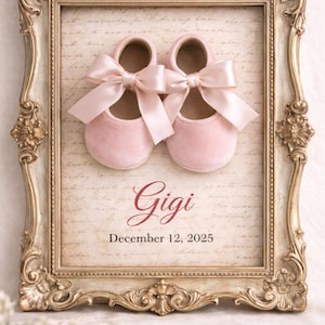Puede incluir: Impresión enmarcada con dos zapatos de bebé rosas con grandes lazos de satén. Los zapatos están sobre un fondo vintage con escritura. El marco dorado es ornamentado. Se muestra el nombre "Gigi" y la fecha "12 de diciembre de 2025".