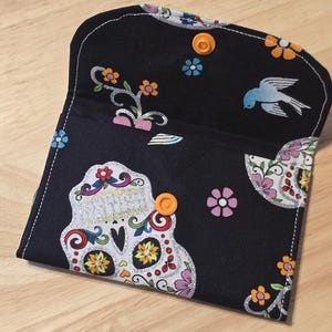 Mini carteira com caveira de açúcar preta e verde-limão, 2 bolsos, fecho de pressão com 2 abas, forrada, 8,9 x 13,7 cm, para cartões de crédito, cartões de débito, identidade ou cartões de visita