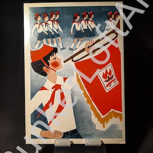 Cartolina dell'URSS / Pionieri sovietici in marcia / Ragazzo pioniere con bandiera rossa / Pioniere che suona la tromba / Illustrazione della sfilata dei giovani