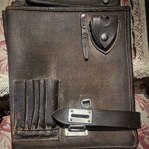ドイツ軍・ソビエト軍　WW2 冷戦　マップケース 東ドイツ NVA⁄VOPO 50\u0027s 黒革マップ・ケース⁄WWIIタイプ⁄ストラップ付