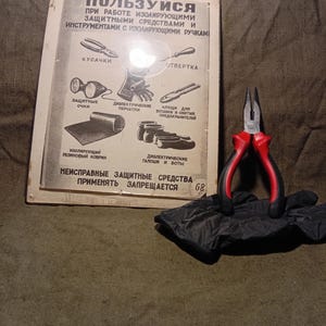 Señal de seguridad soviética vintage / Uso de equipo de protección aislante / Póster industrial original de la URSS / Decoración retro para el lugar de trabajo / Estética de loft
