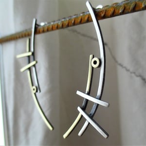 Architecturale niet-overeenkomende oorbellen, lange oorstekers, minimalistische sieraden in Bauhaus-stijl, oorbellen van gemengd metaal, cadeau voor haar