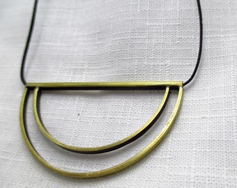 Minimalistische halve cirkel ketting, moderne halsketting, geometrische ketting, Crescent moon hanger, verstelbare ketting, architecturale ketting