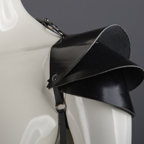 Black leather shoulder armour / Shoulder pads / Leather epaulet shrug / Edgy shoulder piece / 3D sculptural fashion pouldrons / Burning man