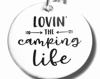 Colgante con dije de "Adoro la vida de camping", collar bañado en plata, collar de camping, joyería para exteriores, dije de "Feliz vida"