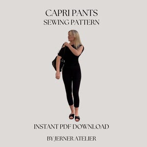 Może przedstawiać: Czarno-białe zdjęcie kobiety w czarnych spodniach capri i czarnym topie. Pod zdjęciem widnieje tekst "CAPRI PANTS SEWING PATTERN INSTANT PDF DOWNLOAD BY JERNER ATELIER".