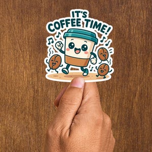 Puede incluir: Una pegatina con un diseño de taza de café de dibujos animados. La taza tiene una tapa verde azulado, una cara sonriente y piernas bailando. El texto "IT'S COFFEE TIME!" está encima de la taza. Tres granos de café animados bailan alrededor de la taza, con notas musicales.