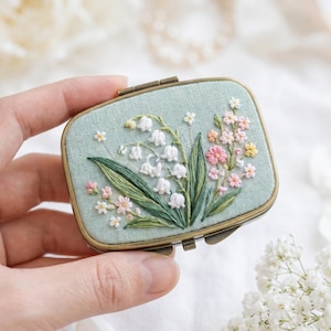 Hand Embroidered Floral Jewelry Box, Personalized Linen Ring Box, Vintage Mini Keepsake Case, Bridesmaid Gift, Wedding Ring Holder Handmade