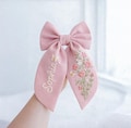 Personalized Linen Hair Bow – Hand Embroidered Flower Bow with Initial – Custom Name Text Bow for Girls, Handmade Hairpin Bow for Girl product logo