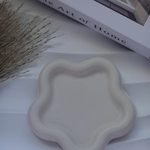 Flower Shaped Tray, choose different colour effects, Handmade | Jesmonite | Neutral home decor and gifts.