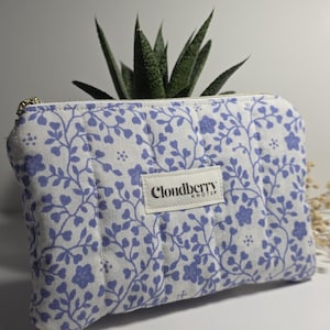 Bolsa de maquillaje acolchada con estampado floral azul, forrada con cremallera, pequeña bolsa de maquillaje acolchada, estuche de cosméticos forrado, organizador de monedero con cremallera dorada y bolsa de viaje.