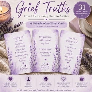 Può includere: Un set di 31 carte digitali stampabili intitolate Grief Truths, decorate con illustrazioni di lavanda viola e testi sul lutto. Ogni carta mostra citazioni di conforto con il logo di Orphaned Daughter LLC nella parte inferiore.