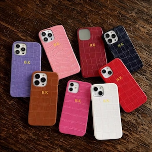 Op maat gemaakt iPhone-hoesje | Gepersonaliseerde initialen leren telefoonhoesje met krokodilreliëf | Gedurfd monogramcadeau voor haar of hem | Luxe beschermhoes