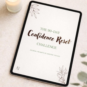 Op de afbeelding: Een digitale tablet met de tekst "The 90-Day Confidence Reset Challenge" en journaalprompts. De tablet heeft een zwarte rand en bladillustraties. Een brandende kaars staat links.