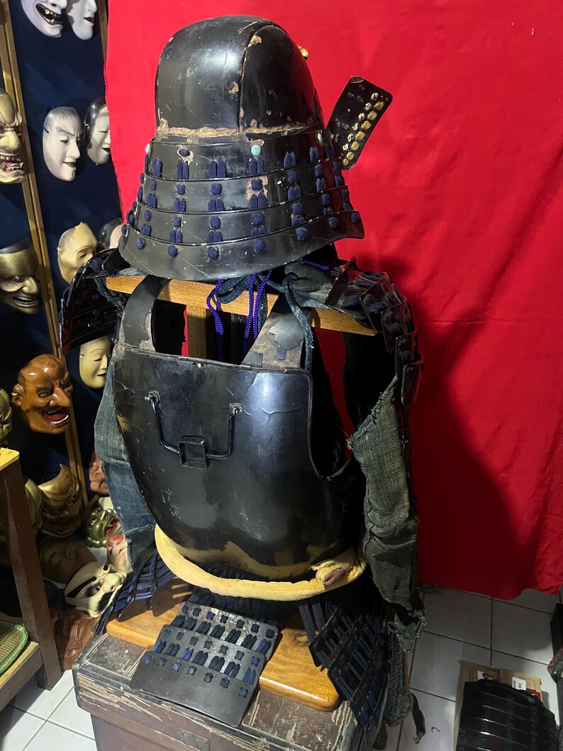 本物の日本製サムライ甲冑 江戸時代 戦国風 鉄製 フルセット オリジナル木箱付き 手彫り木製 前立 アンティーク 武士 - Etsy 日本