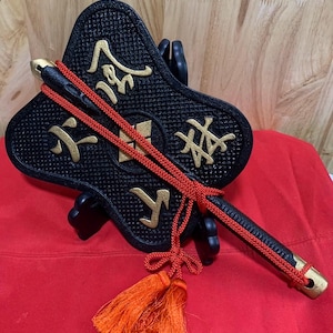 Abanico de guerra japonés vintage de hierro Gunbai - Escudo de Takeda Shingen "Furin Kazan" - Con caja y soporte originales - Abanico de señales de comandante samurái