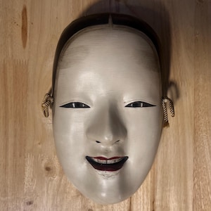 Máscara Noh japonesa vintage Ko-omote Hariko, de papel maché, arte tradicional, decoración de pared, hecha a mano en Japón. Máscara de mujer joven, cultura del teatro Noh.