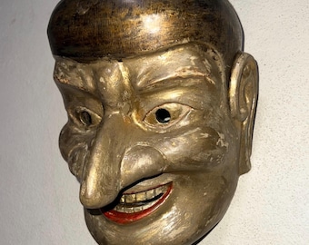 Vintage masker Japanse volkskunst - met de hand gesneden "goblin-achtig" Yokai-masker (妖怪) - grijnzend gezicht, grote neus - wanddecoratie