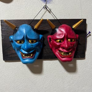 Authentisches japanisches Hannya Oni Masken-Set - rote und blaue Terrakotta-Ton-Wandkunst, handgefertigtes Folklore-Dämon-Dekor