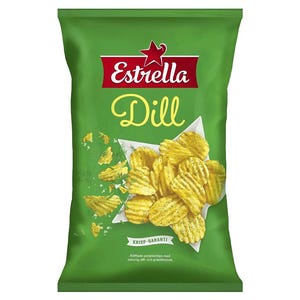 Puede incluir: Una bolsa verde de patatas fritas Estrella Dill. La bolsa presenta el logotipo de Estrella en rojo y blanco, con la palabra "Dill" en cursiva. Se ven patatas fritas onduladas y doradas, con algunas esparcidas por la bolsa.
