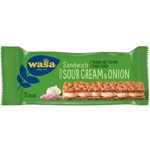 Può includere: Una confezione verde di cracker sandwich Wasa al gusto panna acida e cipolla. La confezione presenta il logo Wasa, le parole "Sandwich", "Sour Cream & Onion" e "Vegan Oat Filling". La confezione mostra anche un'immagine dei cracker.
