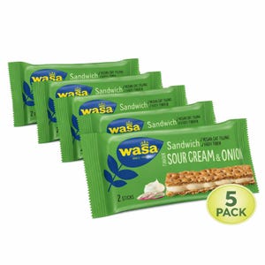 Può includere: Una confezione da 5 pezzi di cracker Wasa Sandwich Panna Acida e Cipolla. Ogni confezione verde mostra il logo Wasa, il nome del prodotto e un'immagine del cracker. La confezione indica anche "Ripieno Vegano di Avena" e "Alto contenuto di fibre".