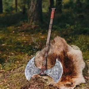 Hacha vikinga de dos filos forjada a mano con funda de cuero: hacha nórdica de dos manos, un regalo único para él.