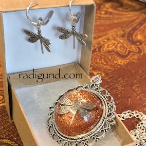 Dragonfly in Amber~Outlander Necklace~Round Silver Pendant~Resin Pendants~Silver necklace~Outlander Inspired Jewelry~dragonfly filigree