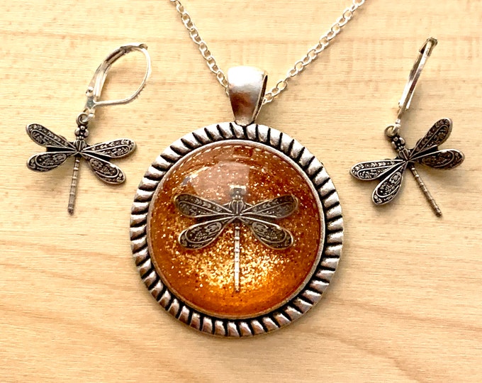 Dragonfly in Amber~Outlander Necklace~Cable~Round Silver Pendant~Resin Pendants~Silver necklace~Outlander Inspired Jewelry~Dragonfly