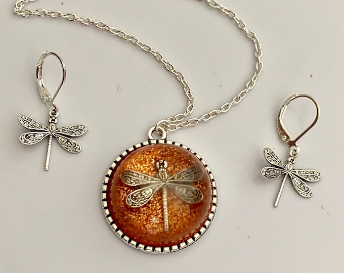 Dragonfly in Amber~Outlander Necklace~Round Pendant~Resin Pendants~Silver necklace~Brass  ecklace~Outlander Inspired Jewelry~tree of life