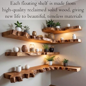 Op de afbeelding: Hoekgemonteerde zwevende planken van gerecycled massief hout, met planten, kaarsen en decoratieve potten. De tekst op de afbeelding luidt: Elke zwevende plank is gemaakt van hoogwaardig gerecycled massief hout, dat nieuw leven geeft aan mooie, tijdloze materialen.