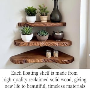 Op de afbeelding: Drie zwevende hoekplanken van gerecycled massief hout. De planken hebben een rijke bruine kleur en een natuurlijke, getextureerde rand. Ze bevatten potplanten en decoratieve items. De tekst op de afbeelding luidt: Elke zwevende plank is gemaakt van hoogwaardig gerecycled massief hout, waardoor mooie, tijdloze materialen een nieuw leven krijgen.